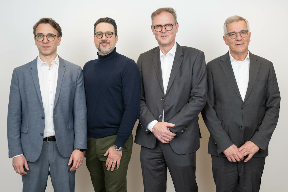 Von Links:  Sandro Reinhardt Vorstandsmitglied DG Nexolution eG, Christoph Korn und Gunter Fritsche Geschäftsführung MeinPlus GmbH, Gregor Roth Transaction Management der DZ BANK AG.