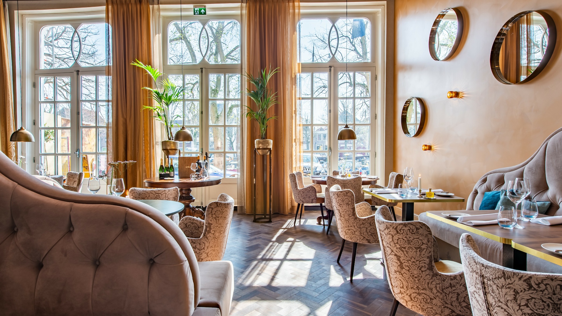 Urbanes-Hotel mit großen Fenster