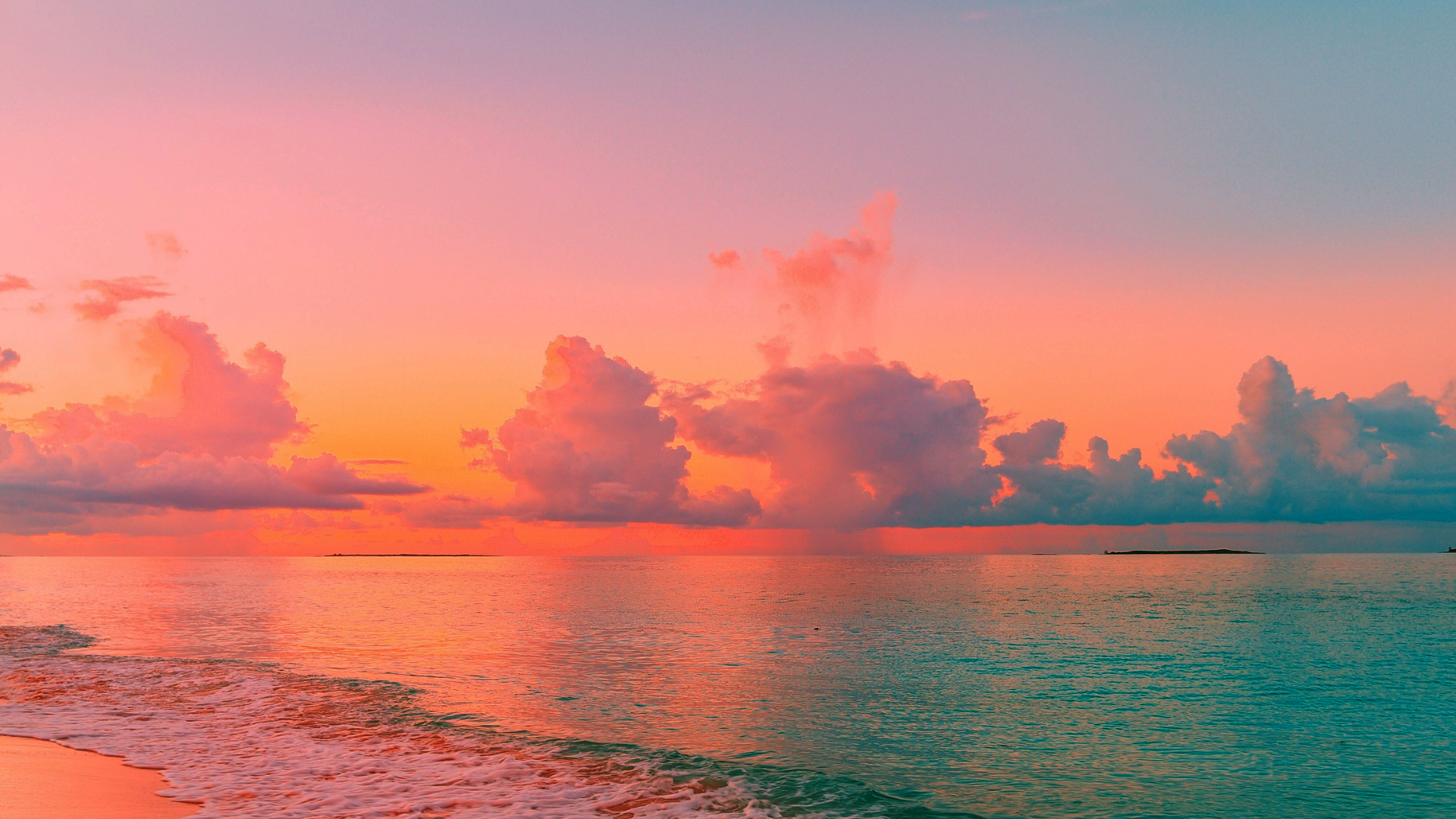 Strand mit buntem Himmel 