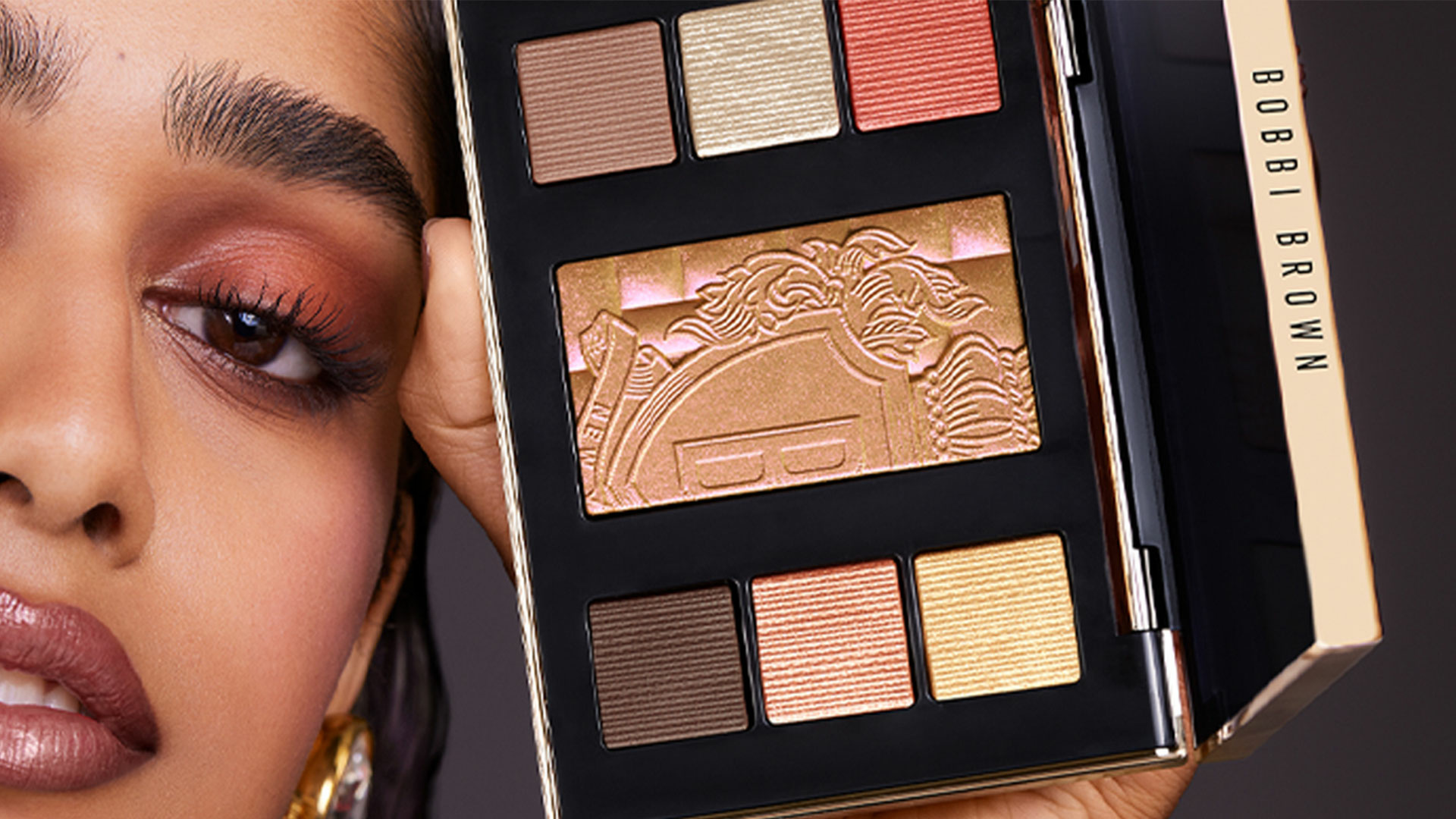 Makeup Palette mit Nahaufnahme Gesicht eines Models mit geschminkten Lippen und Augen