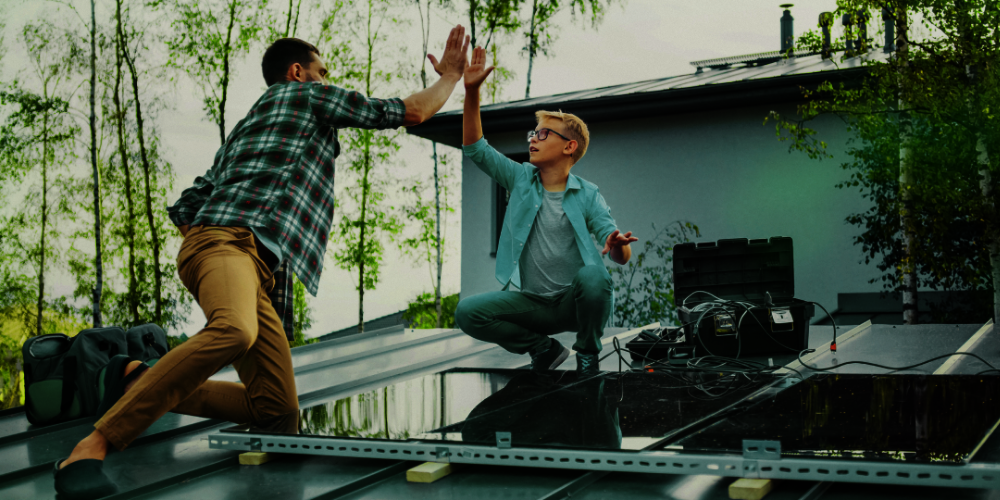 Zwei Personen die sich einen Handschlag geben nach dem sie Photovoltaik Anlage installiert haben