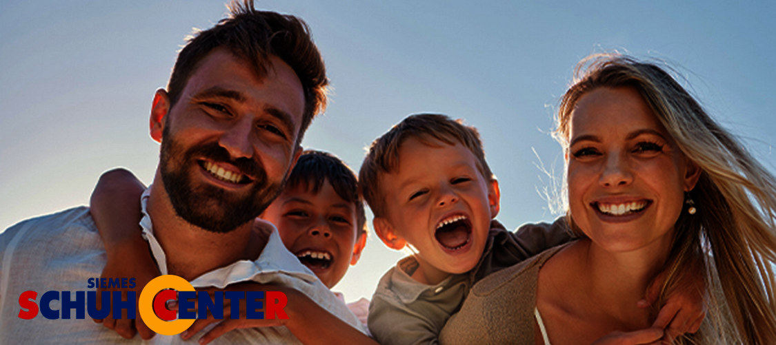 Bild einer lächelnden Familie mit Schuh Center Logo