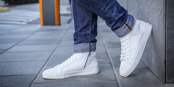 Weißer Sneaker Outdoor mit Jeans