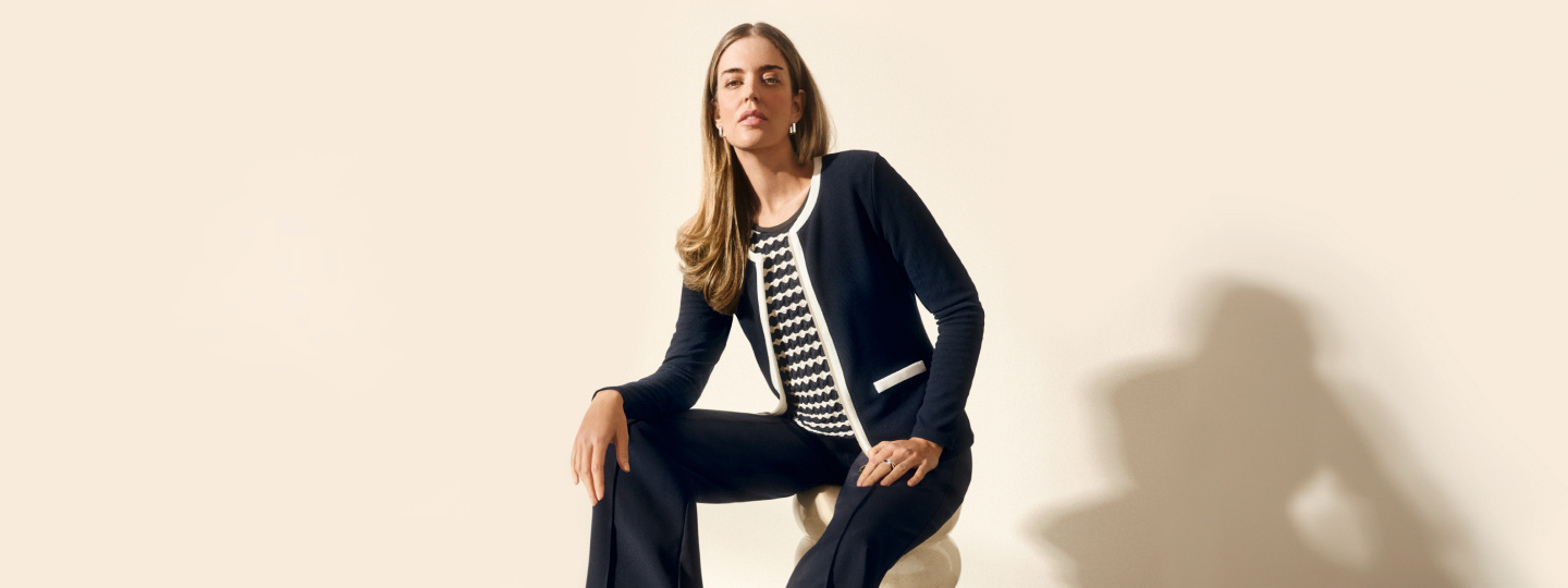 Junge Frau in stylischer Kleidung am posen